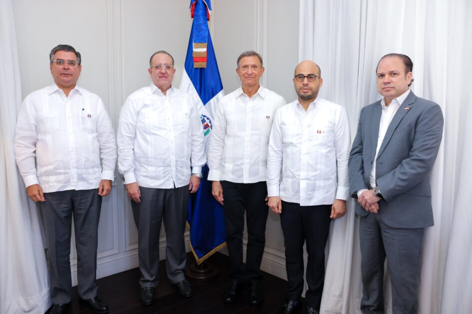 @MirexRD El canciller @RobalsdqAlvarezsos tuvo una reunión de trabajo junto al ministro de @MinHaciendard, Magín Díaz (@Magindiazrd).