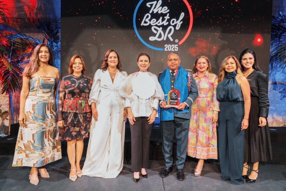 @AlcaldiaDN Felicitamos de manera especial al general @frometajoseluis y al valiente equipo del Cuerpo de @BomberosDn, al general Juan Manuel Méndez y a todo el equipo del @COE_RD así como al ministro de Salud Victor Atallah, quienes fueron reconocidos como Héroes Nacionales con los premios