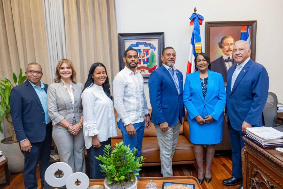 @ScarletBenzan Hoy acompañé a @XiomaraGuante en su designación como viceministra de Innovacióh, Transparencia y atención ciudadana en @MaPreRD