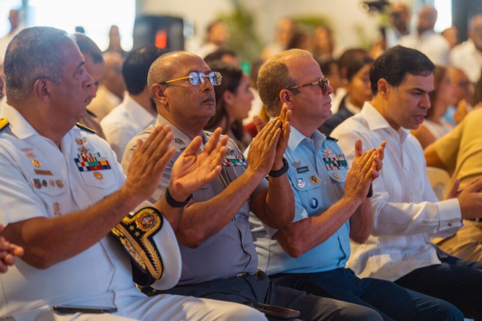 @JosePaliza Junto al presidente @luisabinaderinauguramos el nuevo centro logístico de Aduanas, así como iniciamos la construcción de la nueva terminal de pasajeros del #AILA, con una inversión de US$250MM. Por un aeropuerto de clase mundial que nos conectará mejor con el mundo