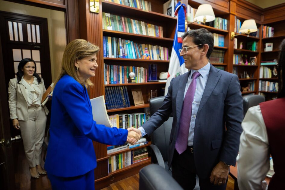 @RaquelPenaVice recibió al señor Enrique García, presidente de Cementos Progreso RD, acompañado de directivos de la empresa, con quienes conversó sobre temas de interés general