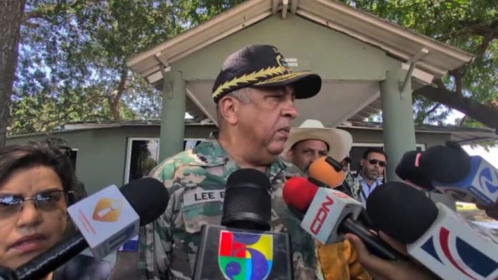 Lee Ballester Director de @MigracionRDo llama a indocumentados a abandonar voluntariamente el país. OPERATIVOS AUMENTARÁN EN 19 PROVINCIAS