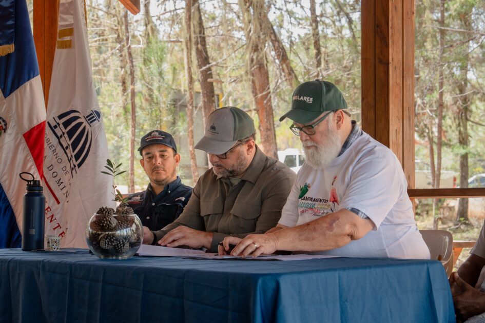 @AmbienteRD y Grupo Jaragua firman acuerdo para fortalecer gestión de parques nacionales Sierra de Bahoruco y Jaragua