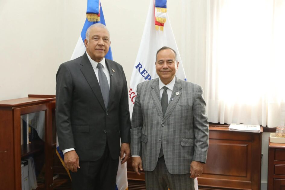 Ministro Andrés Bautista juramenta a @ALBERTOCAMINERO  como director de Prensa del Presidente @LuisAbinader