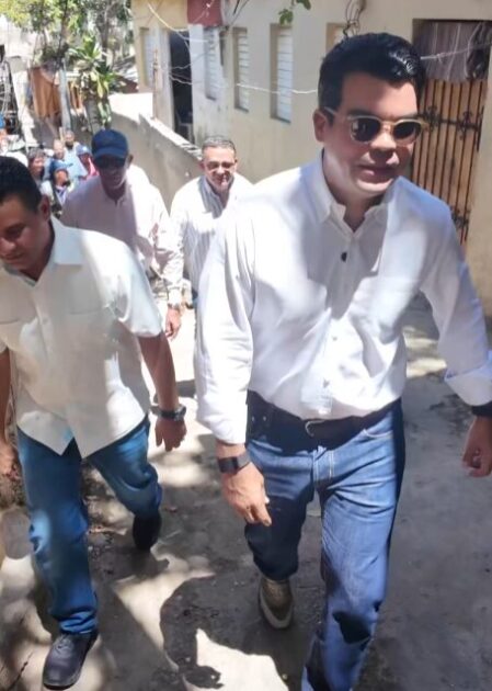 @WArnaudBisono En Hoyo de BartolaNos reunimos con las familias que aún viven aquí