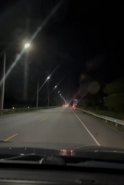 @HostosR Estamos iluminando las carreteras de nuestro país (luces led con paneles solares).