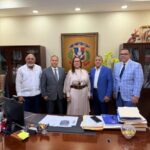 @FelixReynaE Hoy sostuvimos un encuentro con la gobernadora Rosa Santos, previo a la reunión con líderes de opinión. Me acompañaron Alberto Caminero, director de Prensa del Presidente; Abel Guzmán Then, subdirector de la DIECOM; Lucildo Gómez, subdirector de la DPP Región Norte