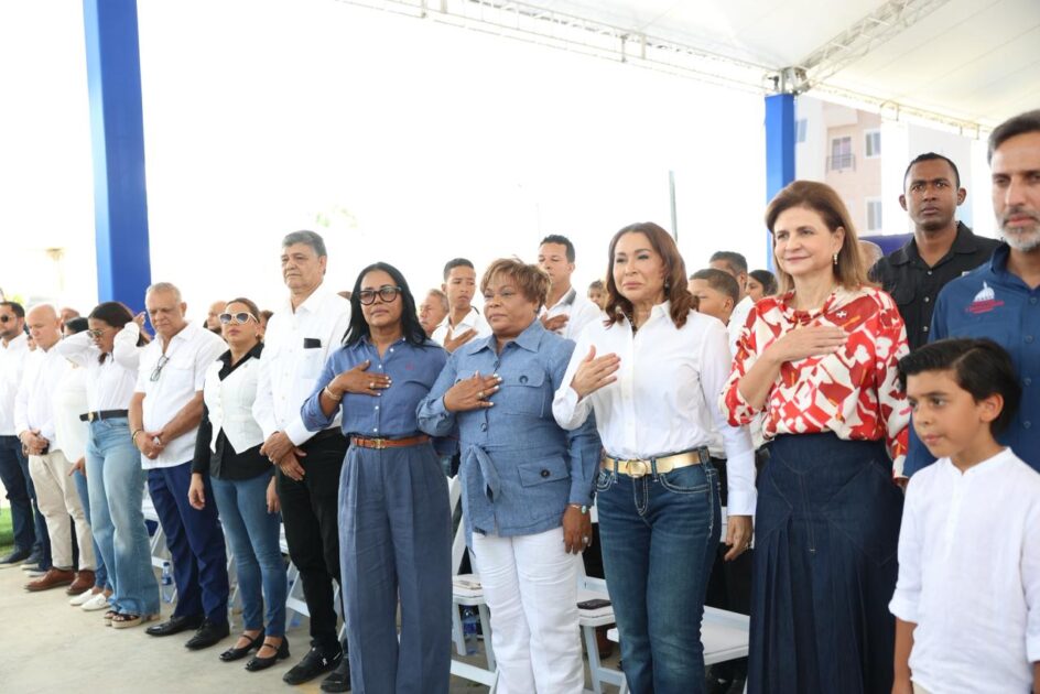 @ScarletBenzan tuvo el honor de participar en la entrega de 608 apartamentos del Residencial Hato Nuevo IV, en Santo Domingo Oeste