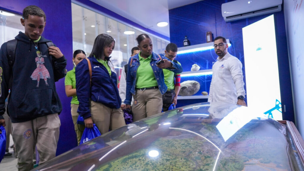 Inicia la Ruta Educativa del sector de energía y minas en la FILSD 2025