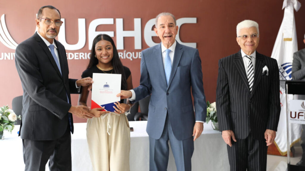 Ministro de Educación Superior, Ciencia y Tecnología (Mescyt) encabeza acto de entrega de 90 becas a estudiantes Universidad Federico Henríquez y Carvajal (UFHEC)