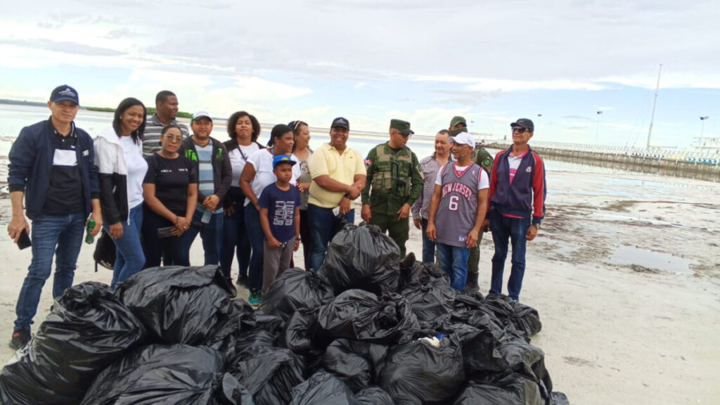 Medio Ambiente desarrolla jornada de limpieza en Boca Chica en el marco del Día Internacional de Limpieza de Playas