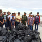 Medio Ambiente desarrolla jornada de limpieza en Boca Chica en el marco del Día Internacional de Limpieza de Playas
