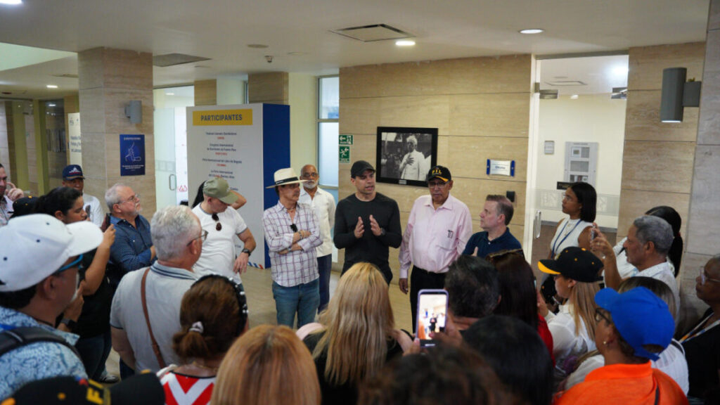 Ministro de Cultura supervisa los detalles finales del montaje de la XXVII Feria Internacional del Libro