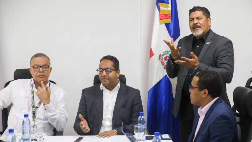 Conadis se reúne con personas de la comunidad sorda para impulsar el aprendizaje de lengua de señas en el país