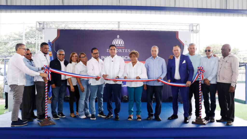 Ministro Kelvin Cruz entrega multiuso La Javilla en Villa Duarte