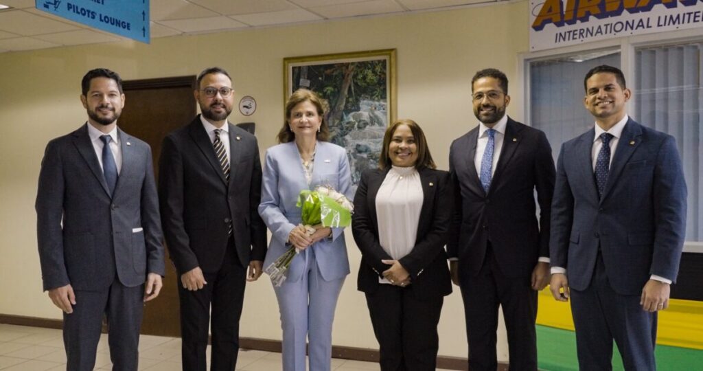 @RaquelPenaVice se encuentra en Kingston, Jamaica, en representación del Gobierno dominicano, para participar en la juramentación del primer ministro @AndrewHolnessJM al iniciar su nuevo mandato