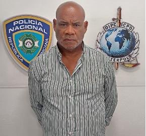 @PoliciaRD Interpol Santo Domingo de la Policía Nacional captura en AILA a hombre con 14 años prófugo por homicidio en Barahona
