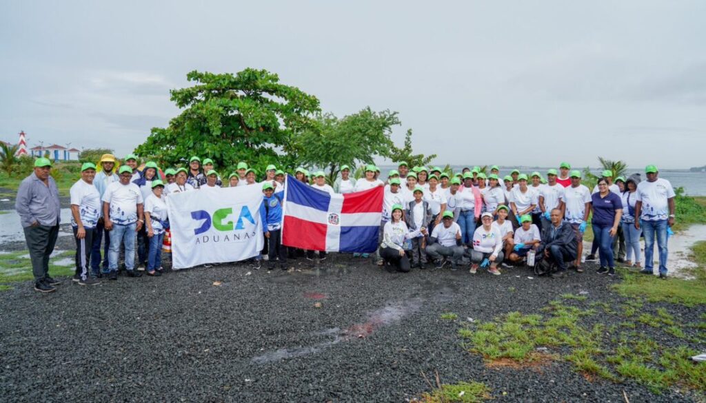 @AduanaRD Hoy, 20 de septiembre, en conmemoración del Día Mundial de la Limpieza de Playas, en #AduanasRD realizamos una jornada de limpieza de costas como parte de nuestro compromiso con la protección del medioambiente