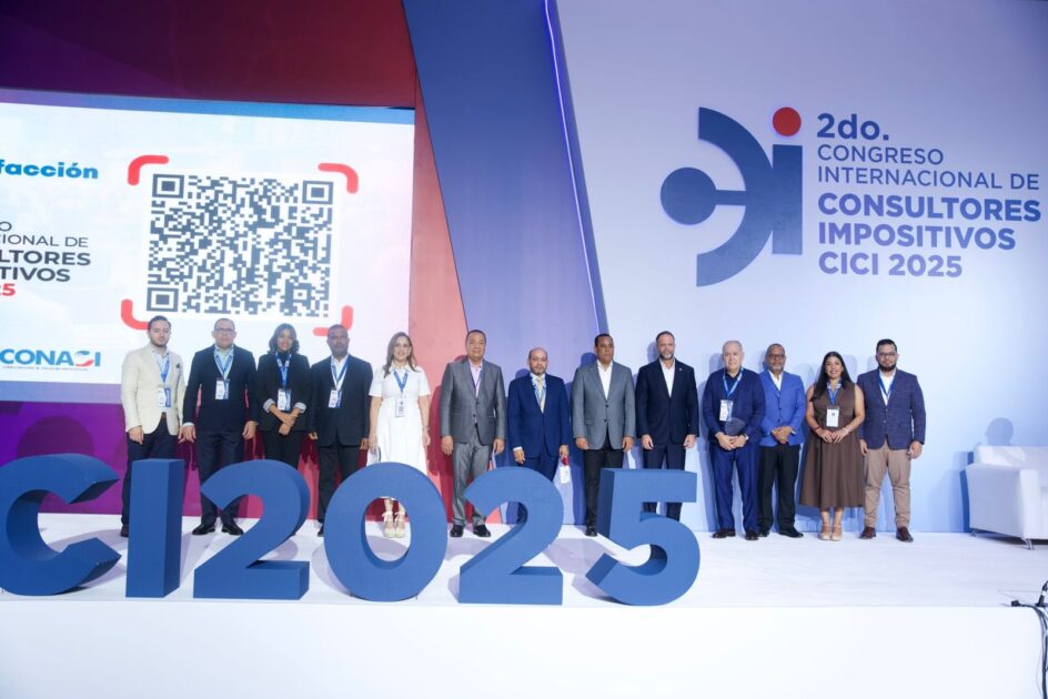 @AduanaRD El #CICI2025 otorgó un reconocimiento especial a @sanzlovatonpor su liderazgo en la transformación tecnológica, legal y operativa de la institución