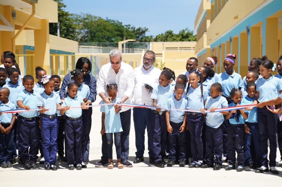 @ScarletBenzan En Enriquillo, Barahona, casi 900 estudiantes cuentan con más y mejores oportunidades. El presidente @LuisAbinader entregó el remozado Politécnico La Ciénaga y el nuevo Centro Educativo Juan Antonio Ramón Pérez