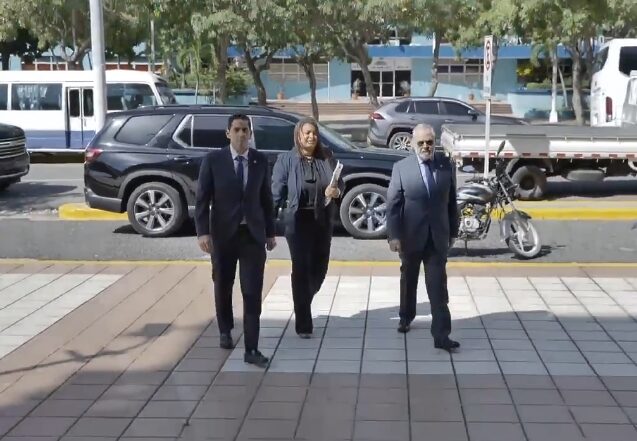 @NelsonAMarte Momento en que llegan a la Procuraduría General de la República el director de Senasa, Edward Guzmán y el director de Sisalril, Miguel Ceara Hatton, a depositar informe que contiene anomalías encontradas en el Seguro Nacional de Salud