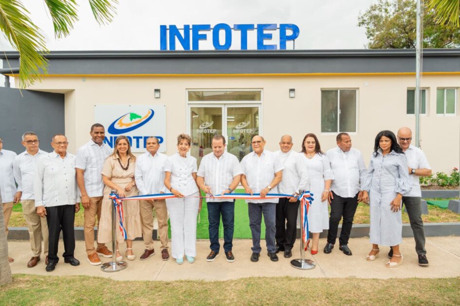 @JosePaliza entrega en zona franca de puerto plata modernas aulas y talleres de @InfotepRD