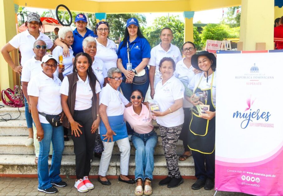 @GloriaReyesG Participa en la «Feria de Emprendimiento y Capacitaciones Laborales» organizada por el Ministerio de la Mujer (@MMujerRD) en Santiago Rodríguez