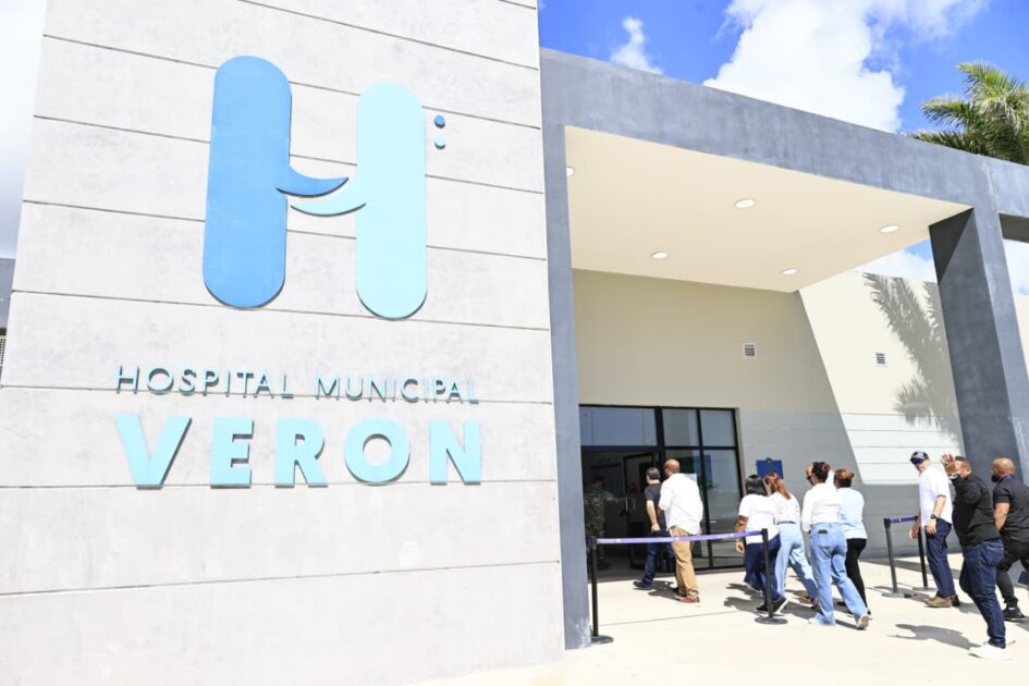 @SNSRDO La #RutaSNSEste continuó este viernes en el Hospital General de Verón, encabezada por el director del SNS, @drmariolama