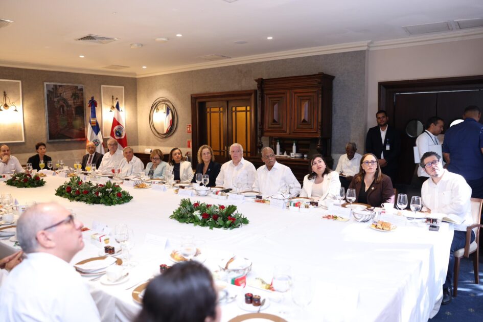 @ MIREXRD El canciller @RobalsdqAlvarez participó como orador en un encuentro con el cuerpo diplomático de las Américas y El Caribe acreditado en el país