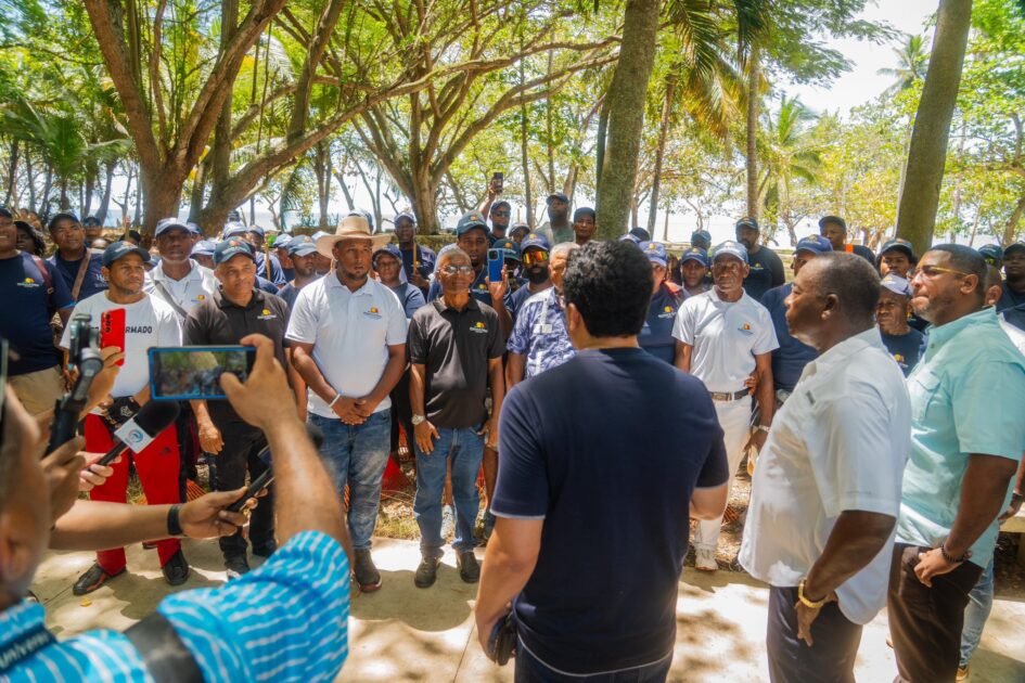@DavidColladoM junto a arquitectos, ingenieros, escultores, autoridades del sector turístico y medios de comunicación, realizó un recorrido por el Parque Submarino de La Caleta, Boca Chica, con el fin de supervisar los trabajos finales.