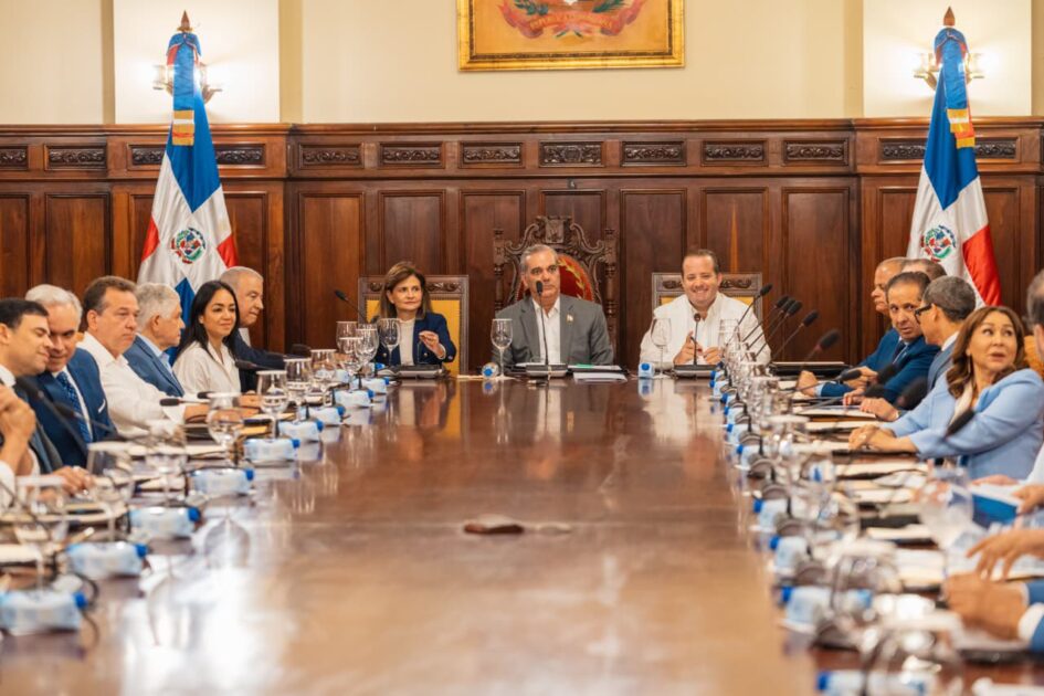 @JosePaliza Celebramos el 51º Consejo de Ministros, donde conocimos los tipos penales y sanciones del nuevo Código Penal y la Ley de Contrataciones Públicas, las cuales fortalecen la lucha contra la corrupción en la administración pública. ¡Transparencia y rendición de cuentas