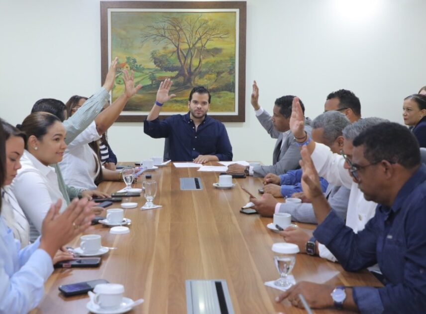 @DiputadosRD @Vicentesh_ presentó para estudio de la comisión el proyecto de resolución que solicita la creación de un punto GOB para LA provincia Espaillat