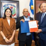 Andrés Bautista @MapreRD entregó al alcalde de Las Matas de Santa Cruz fondos con valor de RD$7,4 millones