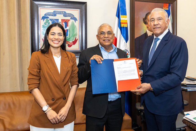 Andrés Bautista @MapreRD entregó al alcalde de Las Matas de Santa Cruz fondos con valor de RD$7,4 millones