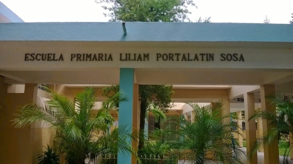 A @PesqueiraDiego, @PoliciaRD  @LMDECAMPS, @EducacionRDo  : Escuela donde se grabó video contenido vulgar e INAPROPIADO es Liliam Portalatin Sosa del sector Invivienda @CDN37