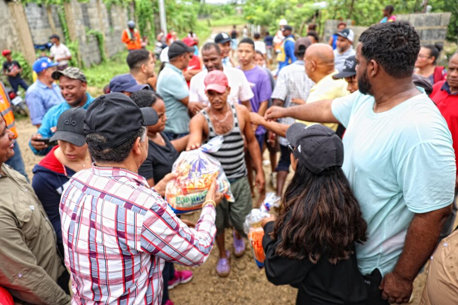 @ScarletBenzan Por disposición del presidente @LuisAbinader, hoy estuvimos apoyando a nuestra gente de Santo Domingo Oeste