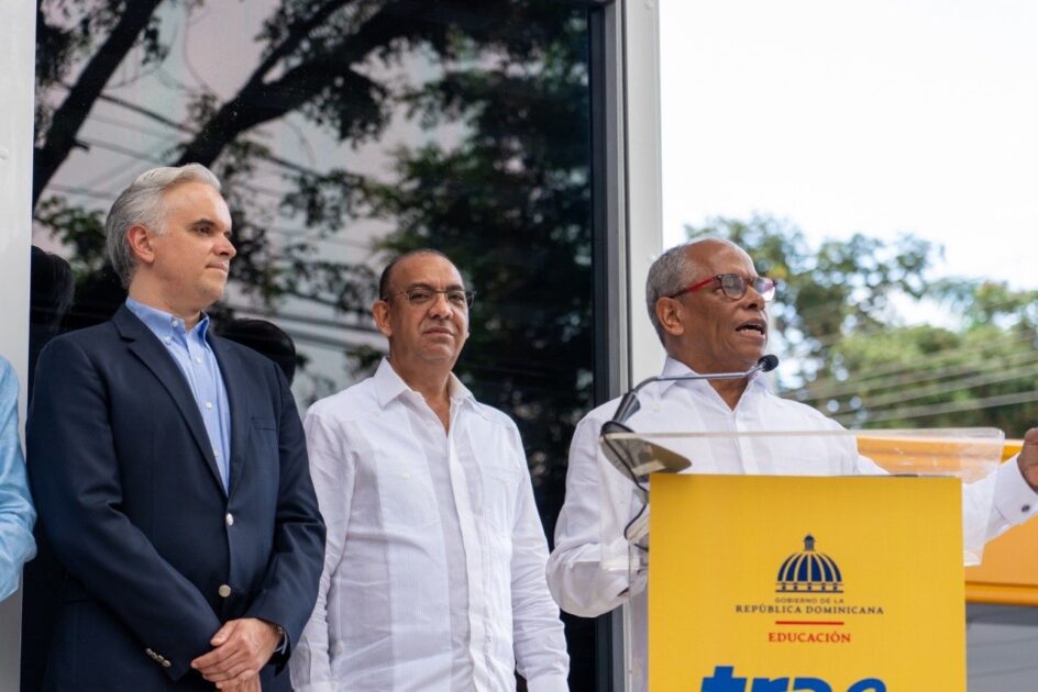 @DeligneAB Hoy junto al ministro de Educación, @LMDECAMPS, y al director del Sistema Nacional de Transporte Estudiantil (TRAE), Onésimo González, en la inauguración del Centro Georreferenciado de Control y Monitoreo 24/7 del Transporte Estudiantil