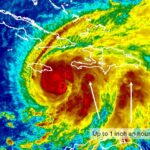 @TemporadaCiclon ADVERTENCIA Estas dos bandas del #HuracánMelissa, al parecer, son las que nos comenzarán a afectar en los próximos días, mientras que el centro principal se dirige a #Jamaica lentamente. Se esperan que los acumulados de #lluvias superen los 500mm, especialmente en el Sur