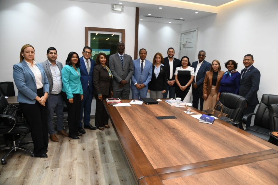 @DiputadosRD recibió la visita de cortesía de Luc Andre Diouf, diputado del congreso de España