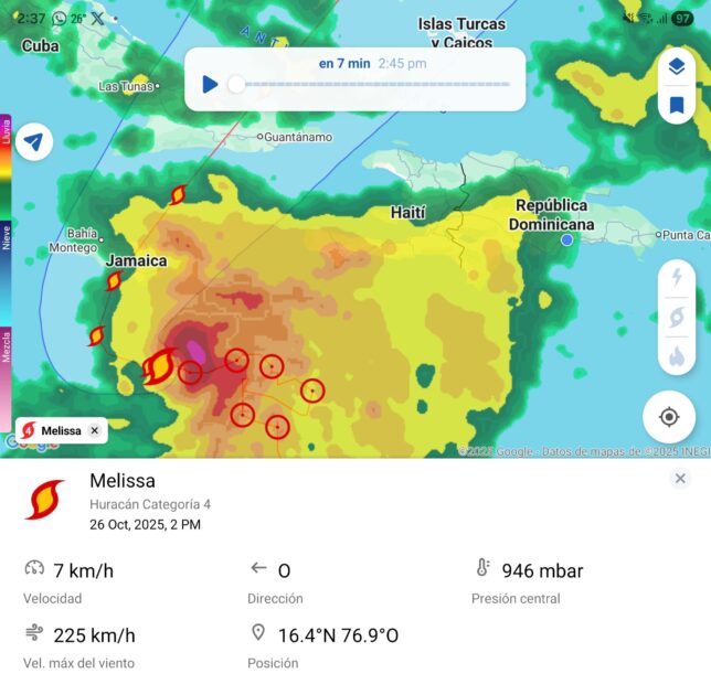 @OsirisDeLeon Posición del huracán Melissa a las 2:00pm de este domingo, al sur de Jamaica, con vientos máximos sostenidos de 225 kph, presión interior de 946 mbares, y lento movimiento hacia el oeste a 7 kph, con un campo nuboso muy extenso