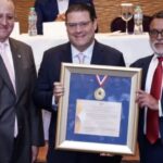 @GloriaReyesG Más que un reconocimiento, la Medalla al Mérito que recibes @SanzLovaton es un recordatorio del compromiso que compartimos como Gobierno