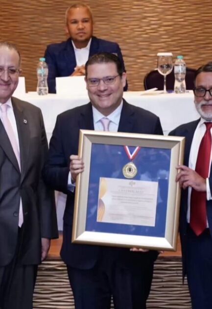 @GloriaReyesG Más que un reconocimiento, la Medalla al Mérito que recibes @SanzLovaton es un recordatorio del compromiso que compartimos como Gobierno