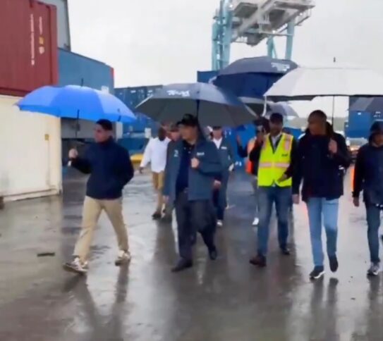 @Virgilio_Feliz Hoy acompañé a mi amigo @SanzLovaton en medio de estas fuertes lluvias para supervisar cómo siguen operando los puertos del país