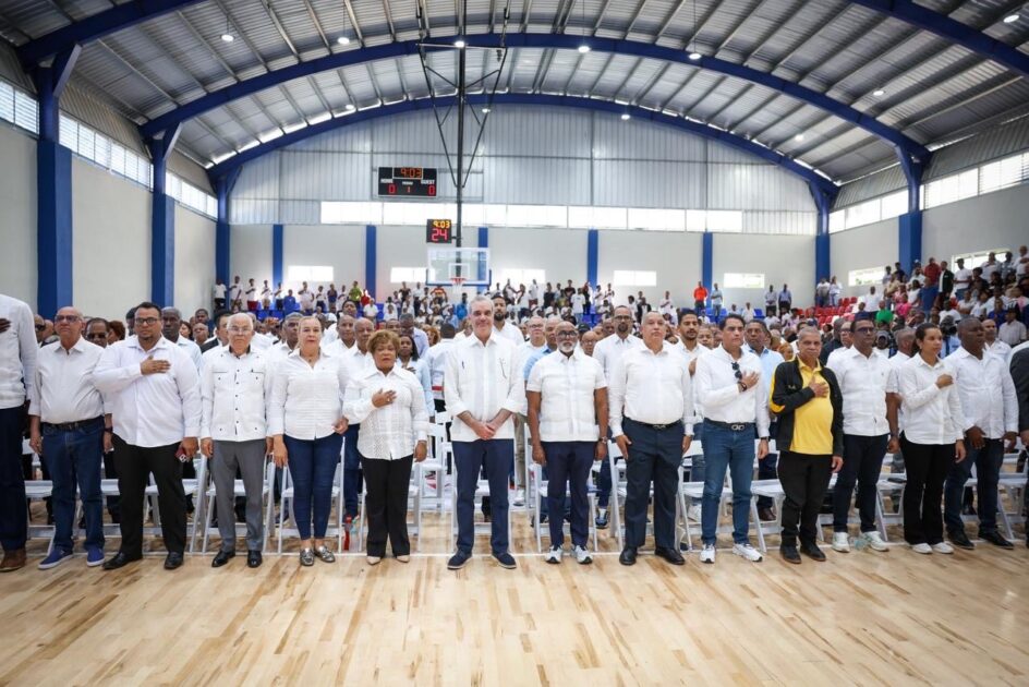 @PresidenciaRD Gracias al Pdte. Luis Abinader y a @DesarrolloProRD, se acabó entrenar en condiciones precarias para los jóvenes de #VillaMella, con la entrega del Club Rafael Osvaldo Mercedes (CROM). Desde hoy, este polideportivo representa un espacio digno para crecer y soñar en comunidad
