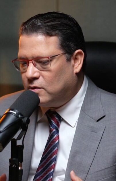 @SanzLovaton Este domingo retransmitimos el episodio de #YayoPintoPodcast con el Dr.@Cruz_Jiminian, un hombre que dedica su vida al servicio con fe, amor y entrega, compartiendo su historia inspiradora que deja marca