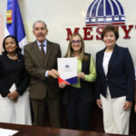 Mescyt entrega 50 becas a estudiantes del Instituto Global de Altos Estudios en Ciencias Sociales