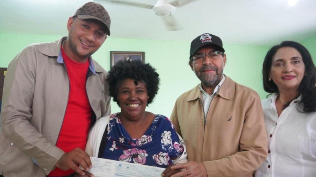 Gobierno continúa la entrega de compensaciones a productores de Hato Nuevo Cortés, en Azua