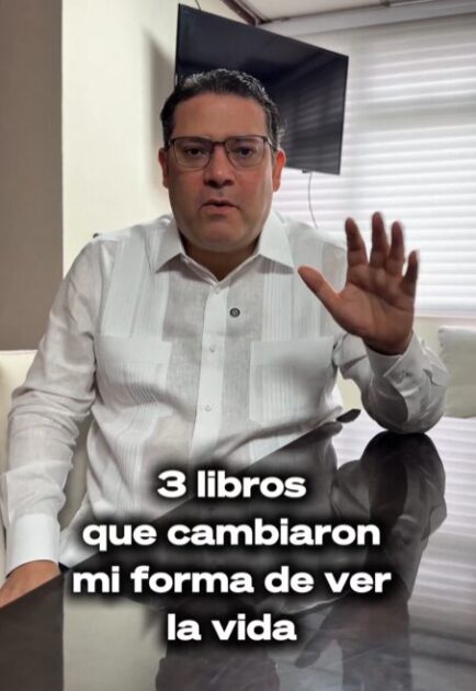 @SanzLovaton Hay libros que te hacen detenerte y mirar la vida distinto. Estos tres lo hicieron conmigo. ¿Cuáles son los de ustedes?