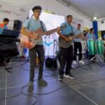 @ComunicacionDO Asi están amenizando la #FILSD2025, los estudiantes del Centro en Artes Juan Sánchez Ramírez, regional 16-01 Cotuí, dirigidos por sus maestros Julio César Fernández y Reyna Alexandra