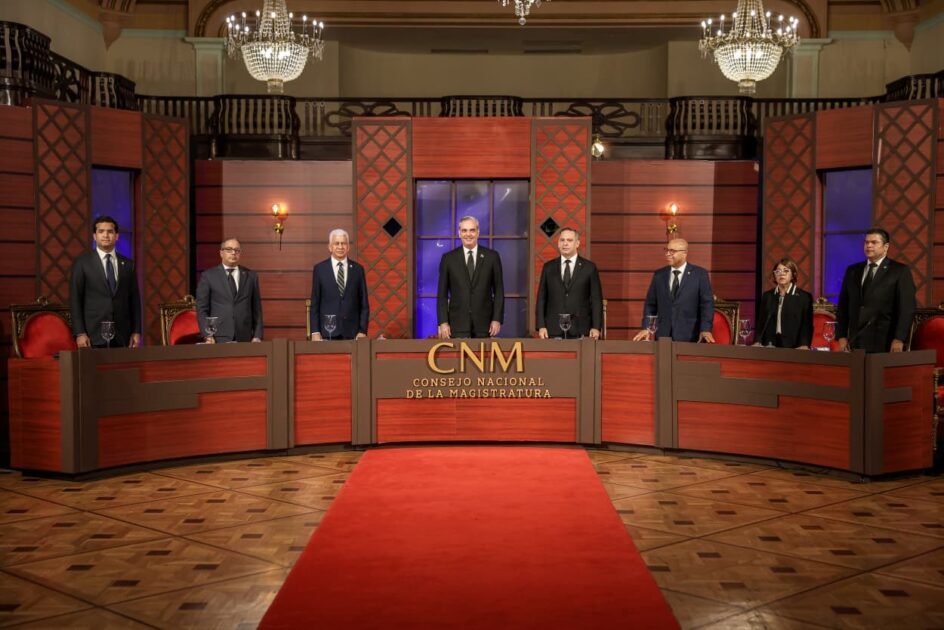 @LuisAbinader sostuvo una sesión para evaluar el desempeño de los jueces: Pilar Jiménez Ortiz, Manuel Alexis Read Ortiz y Moisés Ferrer Landrón, en funciones de la #SCJ